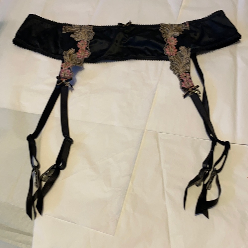 NWOT JET BLACK GARTER BEAUTIFUL LACE EMBOSSED